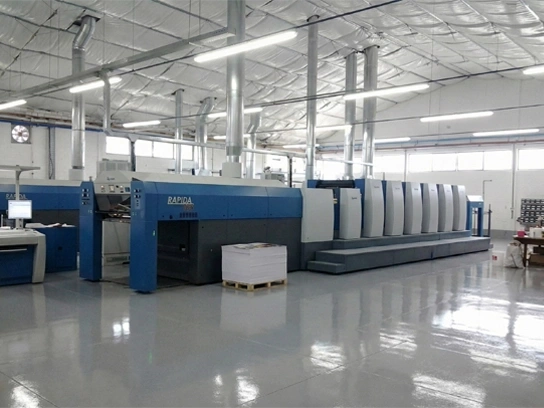 Impressora industrial offset no parque gráfico da Atual Card.